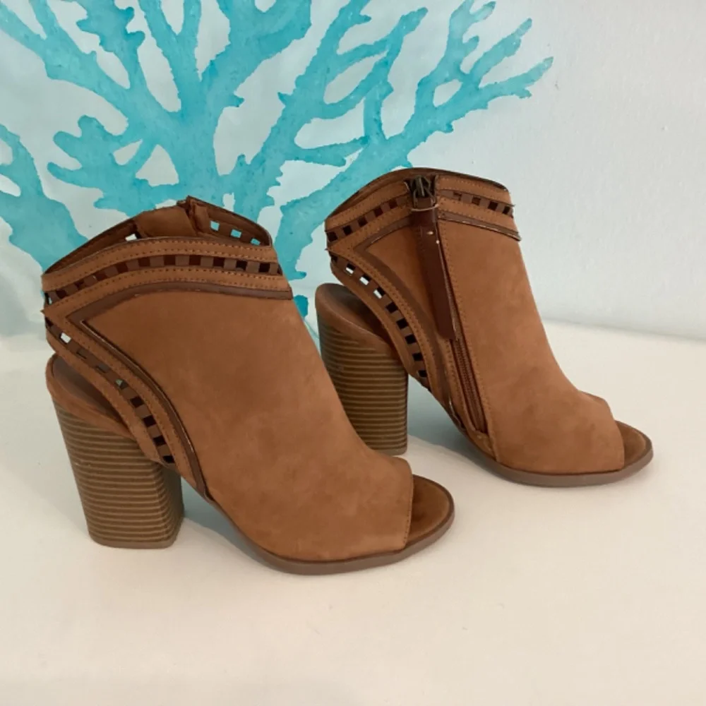 Dolcetta Riley Laser Cut Open Toe Chestnut Ankle Booties Size 6M Chucky Heels